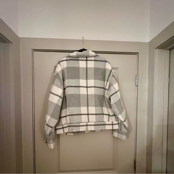 American Eagle Plaid Grey & White Cropped Jacket - Picture 3 of 6